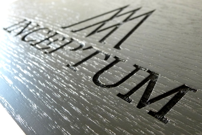 incisione laser logo su legno